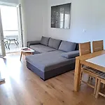 Diana Ostanak kod kuće