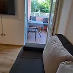 Diana Ostanak kod kuće *