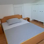 Diana Ostanak kod kuće *
